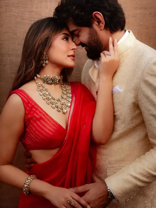 लाल चंदेरी साड़ी में कृतिका 