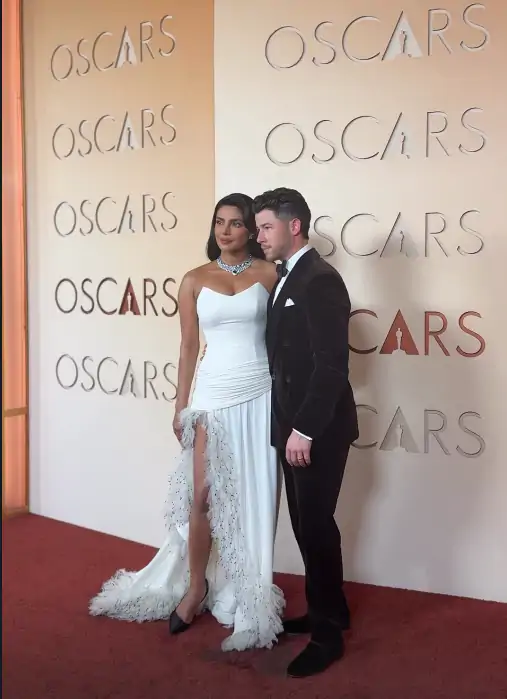 ऑस्कर के रेड कार्पेट पर प्रियंका पति निक जोनस के साथ पहुंची हैं।