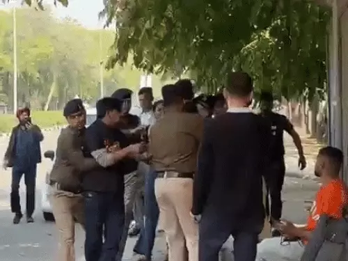 चंडीगढ़ में प्रदर्शन करते हुए हरियाणा के युवा