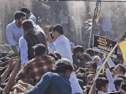 पंचकूला में बैरिकेड्स पर चढ़े सांसद दीपेंद्र हुड्डा व वरुण मुलाना