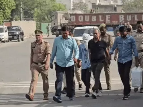 आरोपी को घटना स्थल से लेकर जाते हुए गाजियाबाद पुलिस टीम