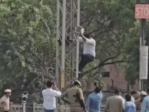 सोनीपत रेलवे स्टेशन के पास पोल पर लगाए गए संदिग्ध खुफिया कैमरे को उतारती टीम