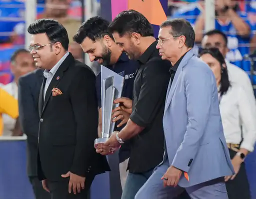 मैदान पर ट्रॉफी लाते पूर्व भारतीय कप्तान ms dhoni और Rohit sharma