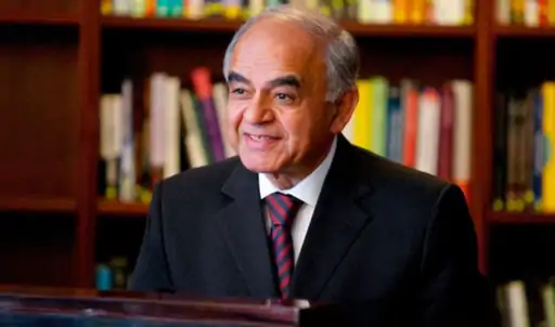 प्रसिद्ध भारतीय लेखक गुरुचरण दास यह सम्मान पाने वाले पहले भारतीय बन गए हैं।