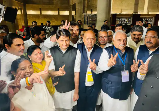 victory का साइन बनाते कर्मवीर बौद्ध, भूपेंद्र सिंह हुड़्डा 