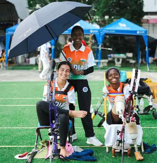 पायल (दायें) ने शीतल (बाएं