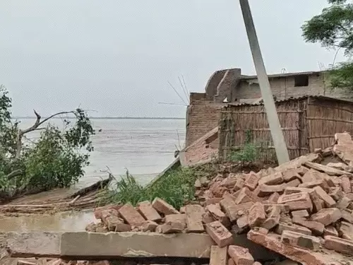 जवइनिया गांव में 800 में से करीब 650 से ज्यादा घर इसी तरह गंगा में समा गए थे।