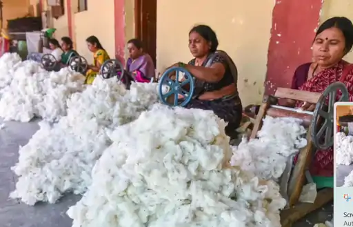 रिपोर्ट के मुताबिक 4.5 करोड़ लोग टेक्सटाइल इंडस्ट्री से जुड़े हैं।