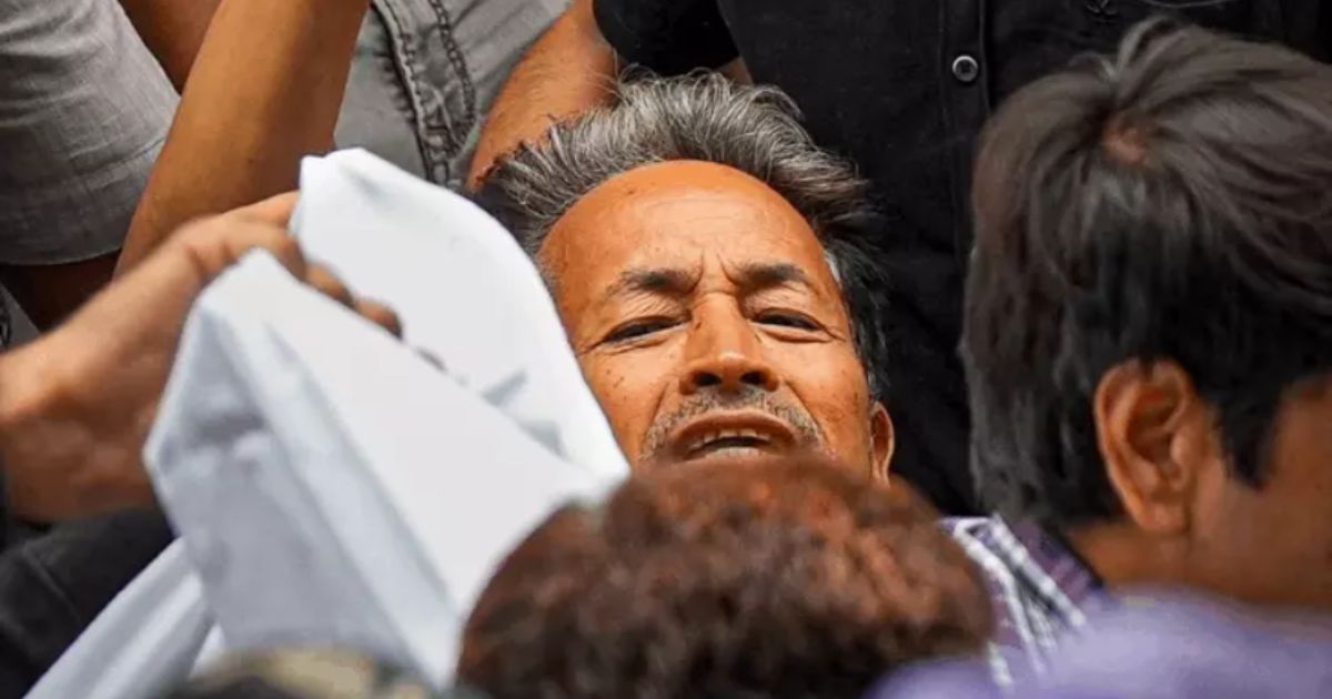जंतर-मंतर पर हाई-वोल्टेज ड्रामा: 21वें दिन पुलिस ने सोनम वांगचुक को जबरन अस्पताल भेजा