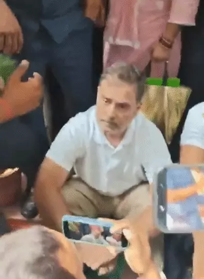 Rahul Gandhi interacting with police officials outside Parliament Street Police Station.