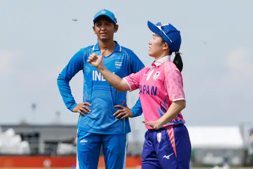 भारत ने टॉस जीतकर पहले गेंदबाजी करने का फैसला किया है। भारतीय टीम एशियन गेम्स 2026 के क्वार्टर फाइनल में जापान के खिलाफ मैदान पर उतरी है।