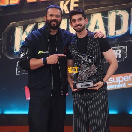 Avinash Mishra holding Khatron Ke Khiladi 15 trophy with Rohit Shetty
